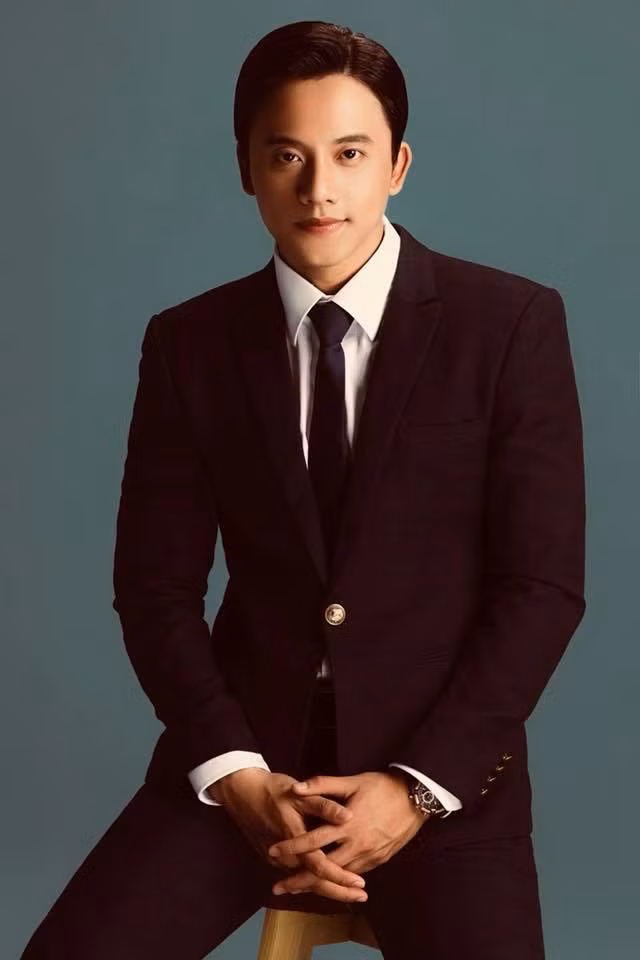 Ngoại hình sáng láng mỗi khi xuất hiện trên sân khấu và truyền hình, ngoài đời Mai Tài Phến cũng rất được lòng người hâm mộ về gu thời trang sành điệu, nam tính và lịch lãm biến hóa.