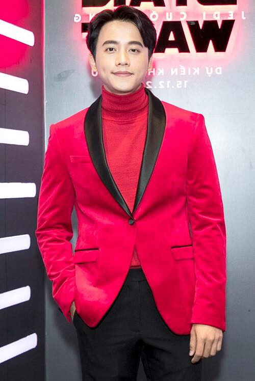 Anh diện áo len đỏ và vest đỏ cực kỳ nổi bật.