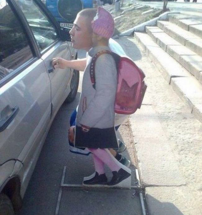 Mở cửa cho bé lên xe đi học với nào.