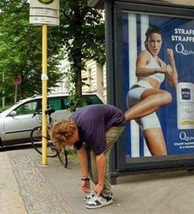 Ối giời, quý ông này lại "ăn đòn" rồi.