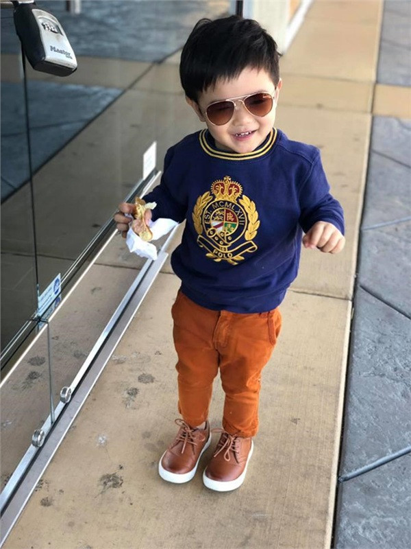 Không chỉ đẹp trai khi thừa hưởng đường nét thanh tú từ bố lẫn mẹ, Thiên Từ còn được nhắc đến như một fashionista chính hiệu.