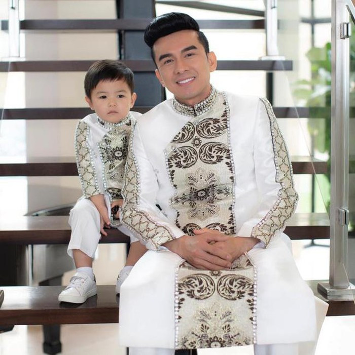 Cậu nhóc còn mặc đồ đôi với bố cực dễ thương.