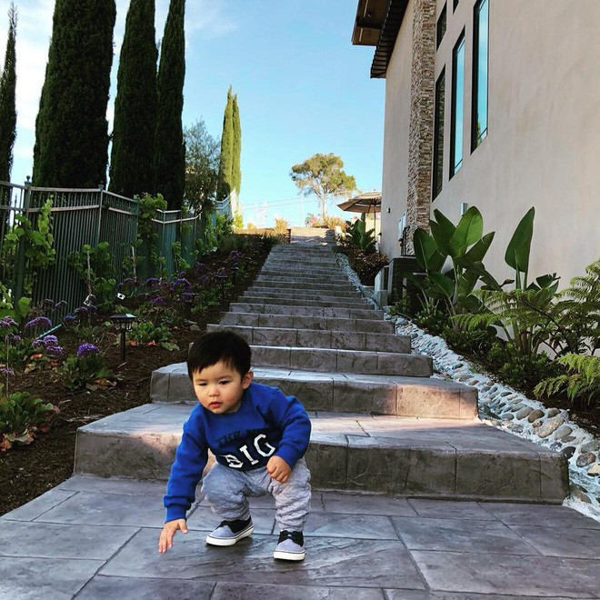 Thiên Từ thường xuyên ăn mặc kiểu thể thao, khỏe khoắn.