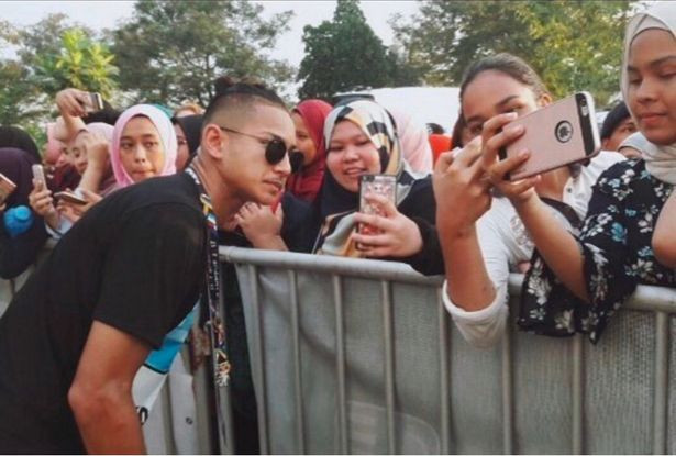 Faiq mặc áo thun và đeo kính râm cực ngầu khi giao lưu với người hâm mộ.