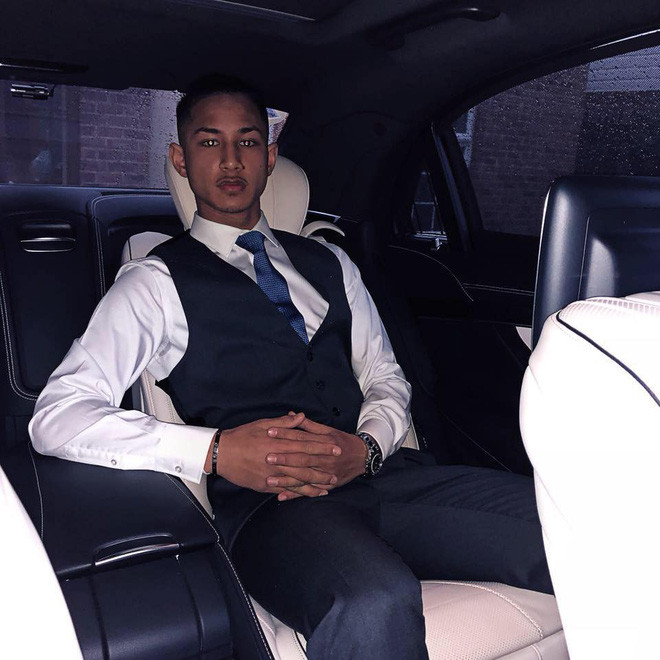 Ngoài việc diện vest lịch lãm, đồng hồ là phụ kiện không thể thiếu của chàng thiếu gia.