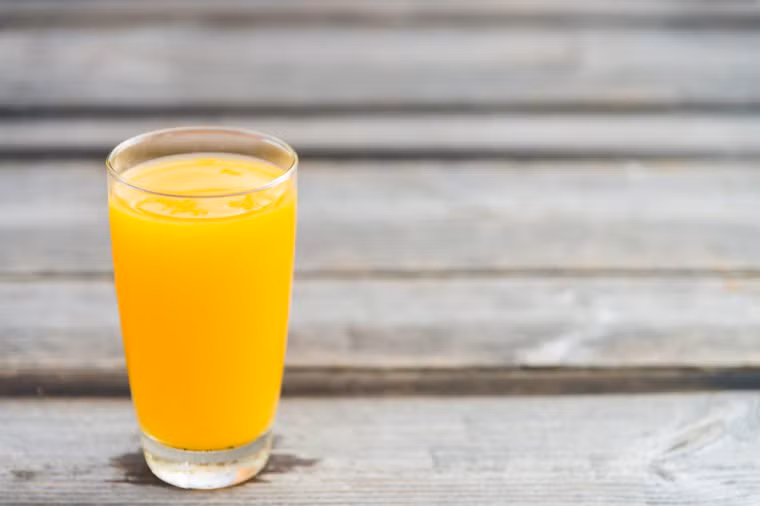 Nước ép cam quýt: Một ly nước ép cam chứa 350 miligam canxi. Hãy chắc chắn lắc cốc nước trái cây trước khi bạn uống vì đôi khi canxi có thể lắng xuống đáy.