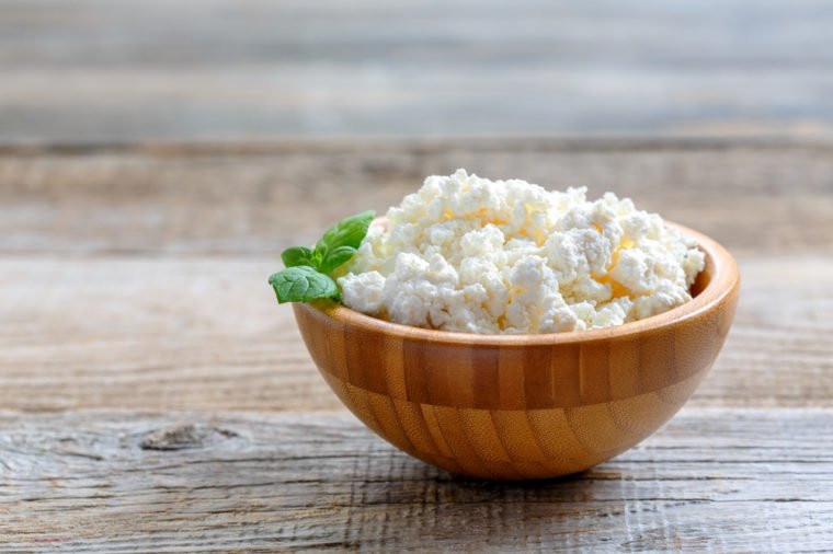 Phô mai Ricotta: Ba phần tư cốc phô mai ricotta chứa 380 miligam canxi. Để có một bữa ăn nhẹ lành mạnh, hãy thêm trái cây vào phô mai ricotta để có đủ lượng canxi và chất xơ hàng ngày.