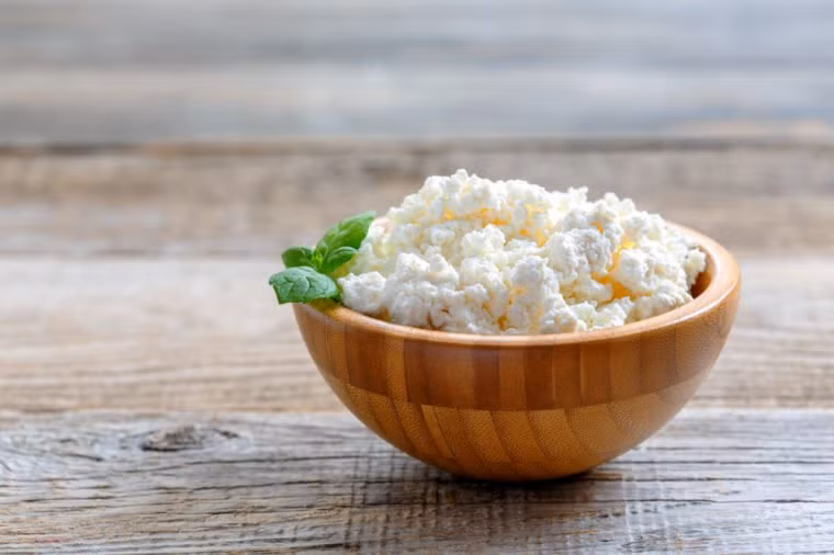 Phô mai Ricotta: Ba phần tư cốc phô mai ricotta chứa 380 miligam canxi. Để có một bữa ăn nhẹ lành mạnh, hãy thêm trái cây vào phô mai ricotta để có đủ lượng canxi và chất xơ hàng ngày.