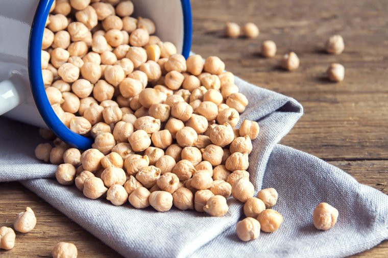 Đậu hạt: Một cốc rưỡi hạt đậu chứa 350 miligam canxi. Bạn có thể uống nước bột đậu rang hoặc đem nấu canh xương để ăn.