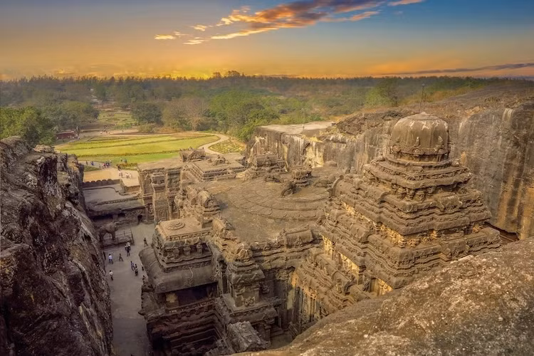 Đền Kailasa là cấu trúc cự thạch được chạm khắc từ một tảng đá.