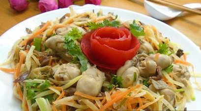 Làm nước dùng: Đường, nước mắm, tỏi bằm, ớt bằm nhỏ theo tỷ lệ 3 – 3 – 1/2 – 1 hoặc có thể tùy biến theo khẩu vị. Trộn hàu, xoài, cà rốt, hành tây, rau thơm đều lên rồi cho lên đĩa. Tưới nước dùng lên và trộn tiếp, cho rau thơm trên cùng và thưởng thức.