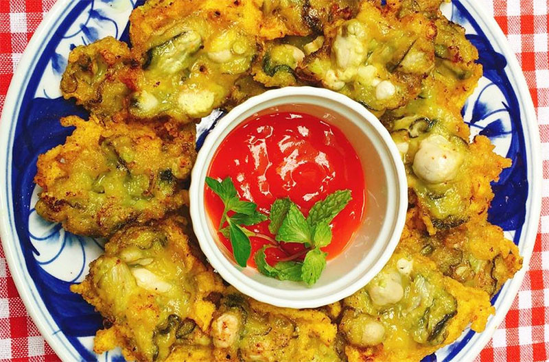 Hàu chiên: 200 g ruột hàu, 0,5 g bột mỳ hay bột chiên, 1 quả trứng gà. Cho bột vào bát, đập trứng gà vào trộn đều. Cho chảo lên bếp, đổ dầu vào; cho ruột hàu nhúng vào bát bột rồi cho vào chảo mỡ nóng chiên chín. Nên ăn nóng.