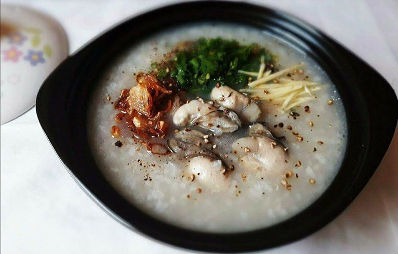 Cách làm: Hàu tách vỏ và sửa thật sạch. Bắc chảo lên bếp, phi hành và hàu thơm lên, nêm nếm các gia vị mắm muối, tiêu như sở thích. Gạo rang cho vào nối nấu cháo như thông thường. Cho hỗn hợp hàu đã chế biến vào bát cháo hoặc cho trực tiếp vào nồi cháo đã nấu chín. Cháo hàu có thể ăn kèm với rau thơm hoặc hành tùy sở thích.