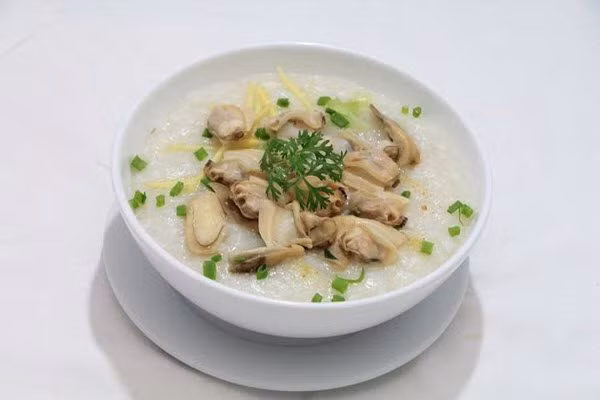 Cháo hàu: Rất nhiều gia đình thích món cháo hàu vì nó tương tự như cháo nghêu, có thể cháo hàu sẽ béo hơn. Cháo hàu thường được nấu cùng với khoai môn hoặc khoai lang. Chuẩn bị nguyên liệu: Nên chọn hàu sữa vì nó béo và ngọt hơn, gạo vo sạch và rang thơm, hành lá, gia vị mắm muối, bột ngọt