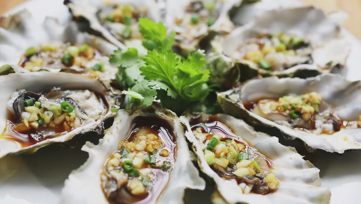 Hàu sốt hành: 10 con hàu, nước dùng, hành lá xắt nhuyễn, nước tương, đường, dầu ăn đủ dùng. Hàu tách lấy thịt, rửa sạch bùn đất. Hành phi thơm. Hàu sắp lại vào vỏ, rắc hành lá lên mặt, cho vào nồi hấp khoảng 2 phút trên lửa lớn. Ảnh: Internet.