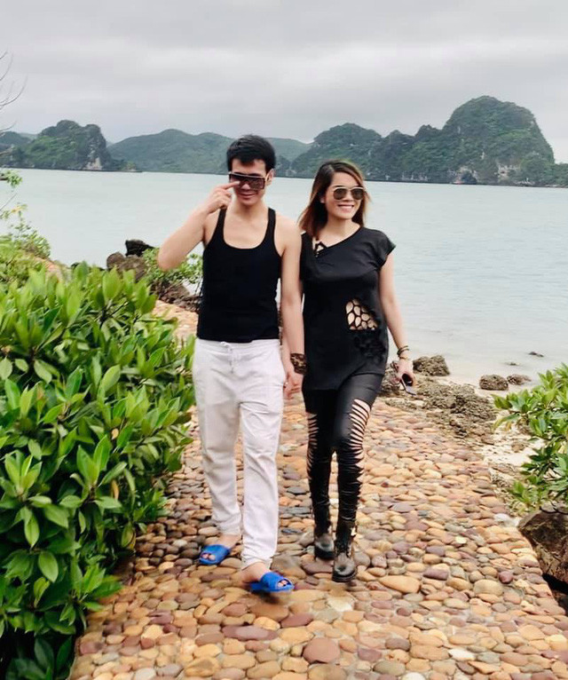 Mái tóc ngắn nhuộm light, cách trang điểm đậm sắc sảo hay style quần rách, đan dây, áo lưới cắt xẻ... luôn gắn liền với phong cách thời trang của "Trà Cave".