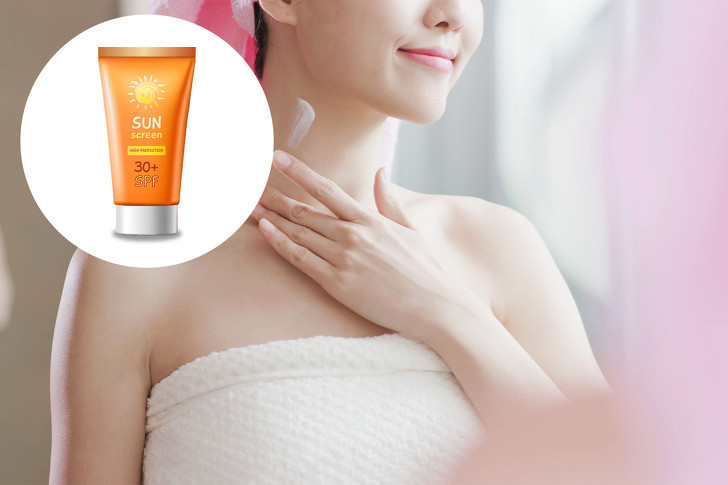 Chống nắng cho da ngực: Tia UV là tác nhân gây ra lão hóa sớm không chỉ cho da mặt mà còn cho cả da cổ và da ngực. Vì vậy, bạn cần thoa kem chống nắng đều đặn cho tất cả các vùng da trên để ngăn ngừa lão hóa da vùng ngực. Ảnh: BS. 