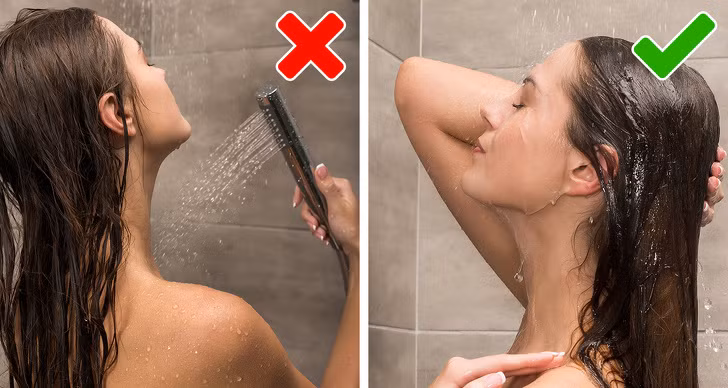 Không xối nước nóng lên vùng ngực khi tắm: Nước nóng làm trôi đi lớp dầu tự nhiên trên da, khiến da khô, dễ lão hóa và hình thành nếp nhăn. Bạn không nên xối nước nóng thẳng vào vùng da ngực khi tắm, hãy sử dụng vòi sen đứng để nước xối qua tóc, vai trước.