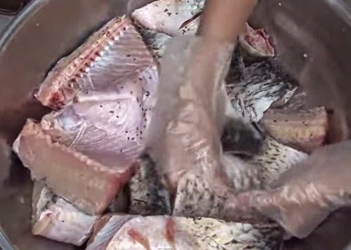 Cá tươi sống được đánh vảy và xắt miếng vừa phải (khoảng 1 kg/miếng), sau đó lóc thịt, bỏ xương sống cho miếng cá mỏng, dễ chín.
