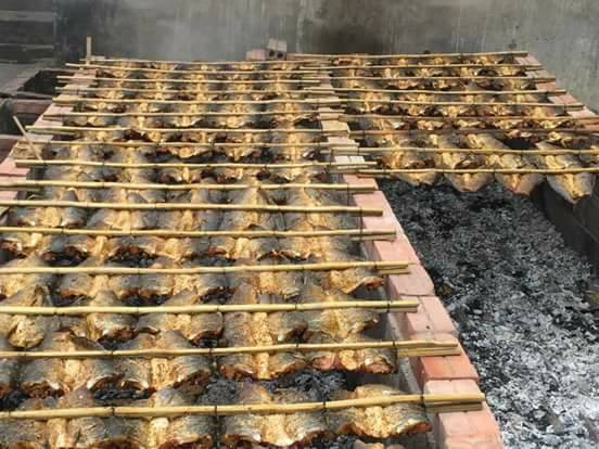 Cho cá ra đĩa xếp sẵn lá đinh lăng, rau xà lách …trang trí cho đẹp. Cá nướng xong được ăn kèm với loại nước chấm làm từ nước mắm Diêm Điền cho thêm tỏi ớt và chanh.