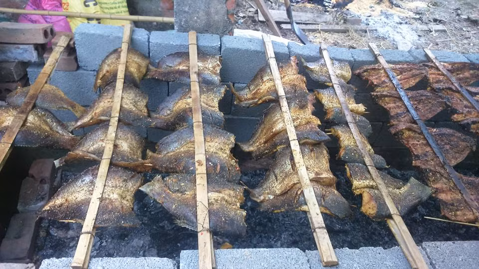 Đặt từng gắp cá nướng trên than hoa từ 4 - 9 tiếng, nướng kiểu hạ thấp dần độ cao của gắp cá theo thời gian, thường xuyên lật cá để cá chín đều. Giai đoạn nướng cá này chính là điểm khác biệt và kì công của món cá nướng Thái Xuyên so với các nơi khác bởi người nướng cá phải thật kiên nhẫn xoay gắp cá, chỉnh nhiệt độ.