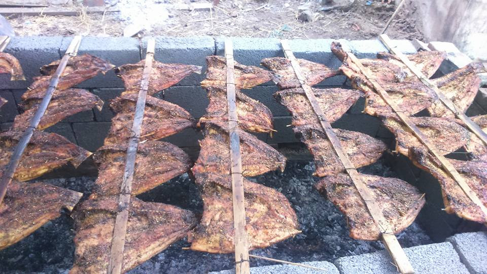 Sau khi cá ngấm gia vị bắt đầu cho cá vào gắp. Gắp là 1 dụng cụ tự chế để nướng cá. Dùng 2 thanh tre dài nửa mét buộc chặt 1 đầu đầu kia sau khi cho vào mới buộc .