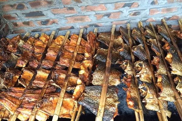  Cá nướng Thái Xuyên là món quà quê không cần phải để tủ lạnh, cứ để yên trong nẹp tre, treo lên cũng được cả tháng trời. Miếng cá nướng, khi ăn cũng không cần phải “tôi” qua lò vi sóng.