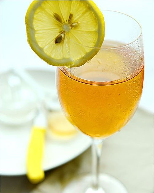 Trà chanh là món đồ uống giảm mỡ bụng đơn giản, rẻ tiền và dễ làm. Chanh chứa một số a-xít hữu cơ, glucoxit, vitamin C, B1, B2, PP, đường, can-xi, phốt-pho, sắt trong múi chanh và một loại tinh dầu hương chanh ở vỏ. Các thành phần trong chanh có tác dụng kích thích dạ dày tiết dịch để phân giải thức ăn, tăng nhu động dạ dày ruột, tăng cường trao đổi chất từ đó giảm cân hiệu quả. Chanh cung cấp lượng calo thấp, vì vậy bạn có thể uống trà chanh mỗi ngày để vừa giữ dáng cũng như làm đẹp da. Trà lá sen- chanh