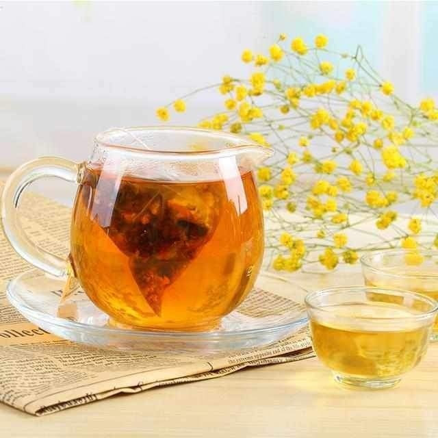 Trà lá sen được làm từ lá sen, hoa hồng, quế, vỏ quýt... có tác dụng thanh nhiệt, giải độc cơ thể. Uống trà lá sen mỗi ngày giúp bạn gái có giấc ngủ ngon, sâu, giảm mỡ bụng, giảm cân, da dẻ hồng hào, sáng đẹp. Trà gạo nếp cẩm