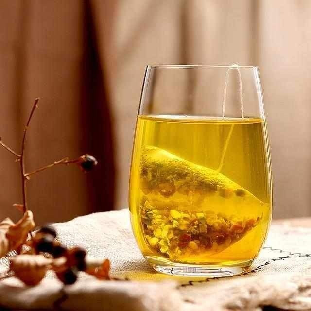 Trà gạo nếp cẩm là loại trà bạn có thể uống quanh năm. Đối với những nhân viên văn phòng thường xuyên làm việc trong phòng lạnh, ít vận động, trà gạo nếp cẩm có tác dụng đào thải chất béo tích tụ từ lâu, hạn chế hấp thu dinh dưỡng, giảm cảm giác đói, từ đó giúp bạn giảm mỡ bụng hiệu quả. Trà chanh