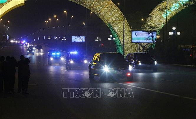 Đoàn xe hộ tống Tổng thống Mỹ Donald Trump từ sân bay Nội Bài về Trung tâm Hà Nội. Ảnh: Dương Giang/TTXVN