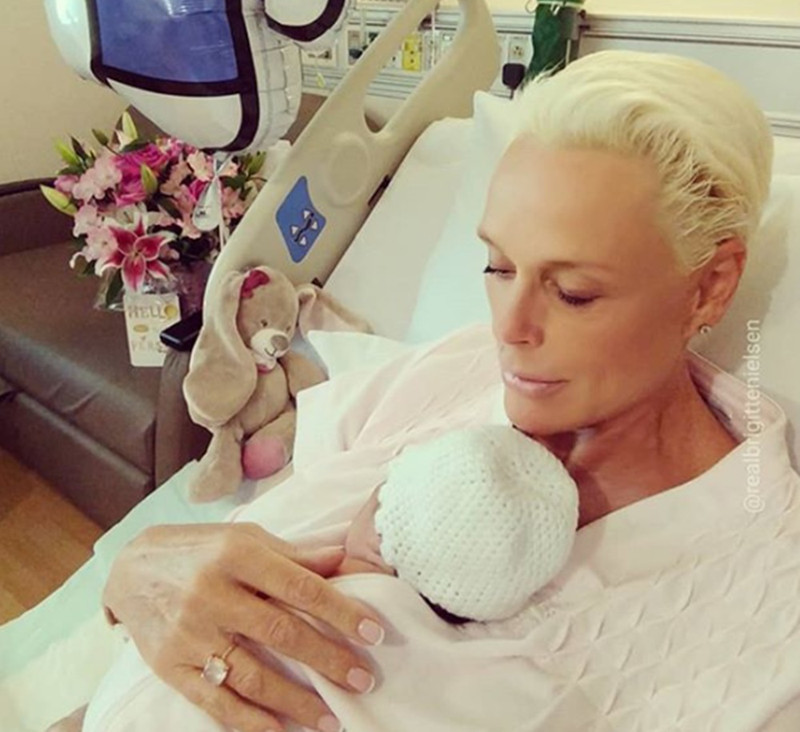 Độ chín và sự khôn ngoan: Khi sinh con ở tuổi 40, bạn sẽ làm mẹ theo cách vô cùng khác so với ở độ tuổi 20 hoặc 30. Phụ nữ trên 40 tuổi kiên nhẫn hơn đối với con cái. Thông thường, có thai khi đã lớn tuổi, phụ nữ sẽ không mang thai một cách tình cờ. Do đó, họ sẽ ổn định hơn về mặt cảm xúc và tâm lý, để sẵn sàng cho những thay đổi khi mang thai và sinh con. (Ảnh minh họa: Instagram realbrigittenielsen)