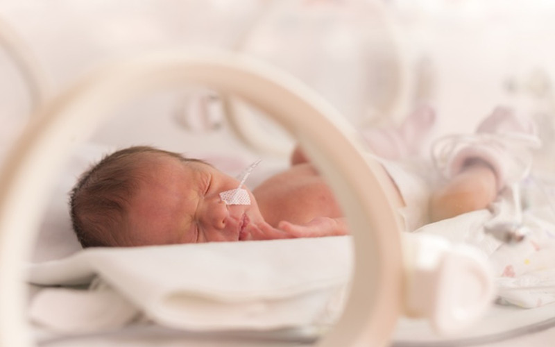 Nguy cơ sinh non: Mang thai và sinh con khi đã lớn tuổi, người phụ nữ có thể đối mặt với nguy cơ sinh non cao và thai nhi nhẹ cân. Do đó, những người quyết định mang thai khi đã lớn tuổi cần sự tư vấn của bác sĩ và được chăm sóc y tế, theo dõi sát sao trong thai kỳ. (Ảnh minh họa: Depositphotos)