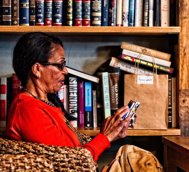 Tinh thần và trí tuệ tốt hơn sau khi mãn kinh: Một nghiên cứu khác đã chứng minh mối liên hệ giữa mang thai khi lớn tuổi và nhận thức tốt hơn sau mãn kinh của phụ nữ. Kết luận này được đưa ra dựa trên một loạt bài kiểm tra các hoạt động khác nhau của não bộ. Đặc biệt, những phụ nữ sinh con sau 35 tuổi có trí nhớ tốt hơn. (Ảnh minh họa: Malcolm Lightbody/Unsplash)