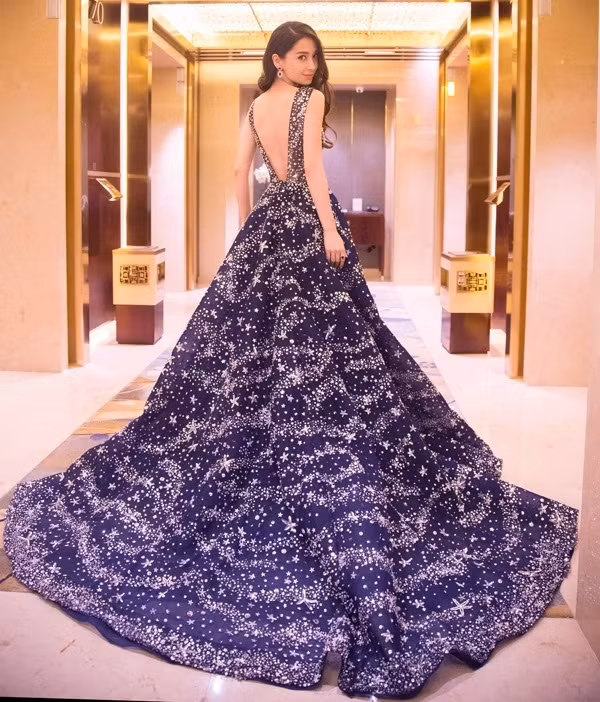 Bà xã Huỳnh Hiểu Minh Angelababy luôn gây thương nhớ mỗi khi xuất hiện tại các sự kiện nhờ có phong cách thời trang nữ tính, nhẹ nhàng như một nàng công chúa bước ra từ cổ tích.