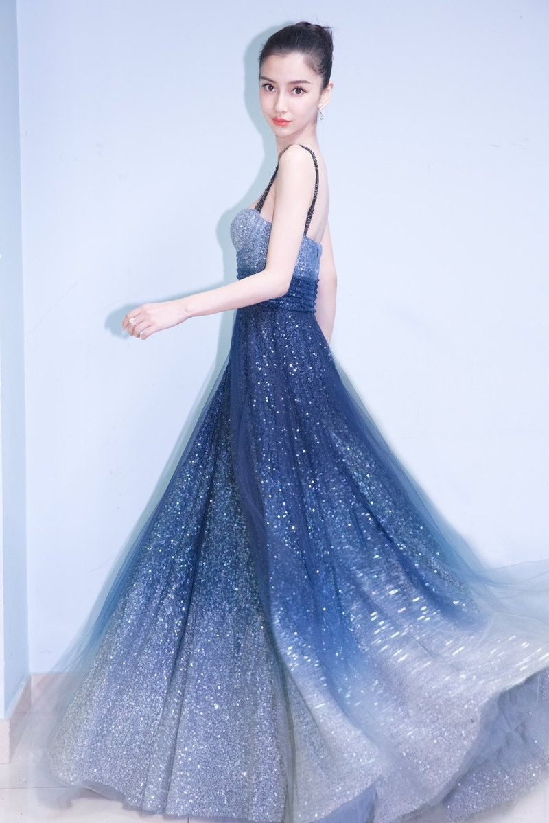 Thời trang thảm đỏ của Angelababy vô cùng lộng lẫy và kiêu sa. Bộ váy như dải ngân hà kết hợp với kiểu tóc búi gọn giúp cô trẻ trung, xinh đẹp.