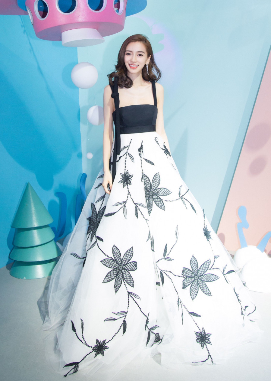 Người đẹp xuất hiện xinh đẹp trong chiếc đầm có phần chân váy in họa tiết hoa lớn.