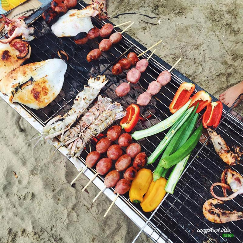 Trên đảo Cái Chiên không có sẵn nhiều thực phẩm nên thường các bạn phải đặt trước để nhà nghỉ chuẩn bị. Không gian trên đảo cũng rất phù hợp để làm tiệc nướng BBQ ngoài bãi biển với nhiều món ngon hấp dẫn. Bạn có thể mua hải sản trên đảo và chuẩn bị một số loại rau củ quả, nấm, xúc xích… mang từ đất liền.
