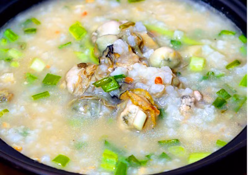 Cháo hà: Con hà là loại hải sản phổ biến, có nhiều ở vùng biển Quảng Ninh. Hà thường sống ở những vùng nước biển trong, luồng thủy triều lên xuống mạnh, chủ yếu ăn sinh vật nhỏ, phù du sống trong nước. Bề ngoài, hà có hình dạng xù xì, có 2 mảnh vỏ cứng bao bọc. Để tách ruột hà ra khỏi lớp vỏ cứng, người đi biển cần khéo tay và có dụng cụ riêng hình dạng chiếc búa nhỏ, nhọn đầu để tách hà.