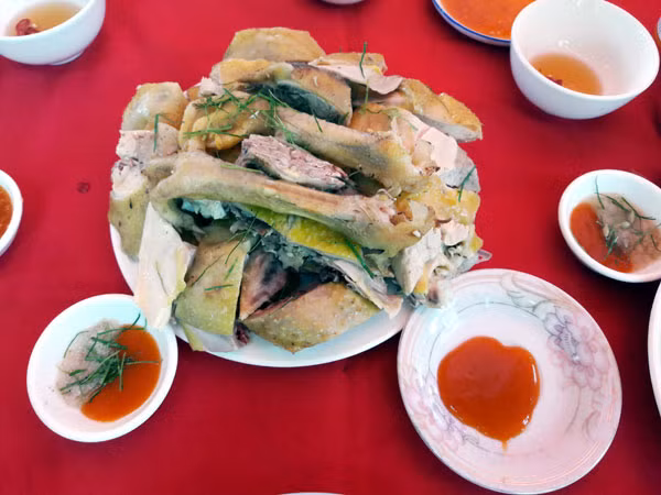 Gà râu Cái Chiên có chất lượng thịt thơm ngon bắt nguồn từ tập quán chăn nuôi truyền thống. Hầu hết gà râu được chăn nuôi bằng thóc, gạo và chăn thả tự nhiên tự tìm nguồn thức ăn. Vì thế gà râu thường lớn chậm và cho chất lượng thịt ngon và chắc.