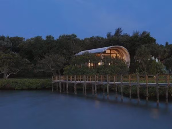 Phong cảnh xung quanh ngôi nhà hữu tình.