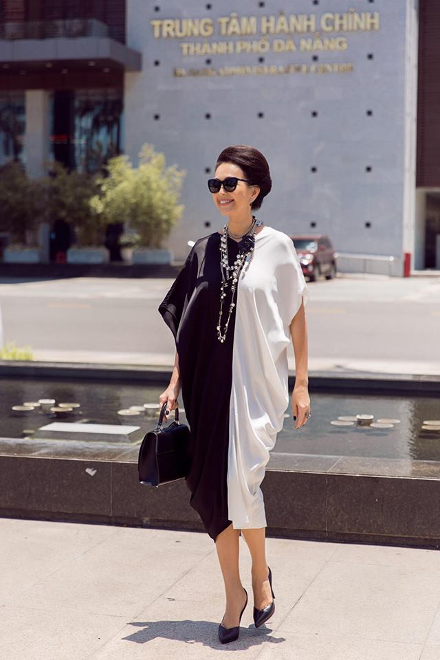 Người đẹp chọn chiếc váy hai màu đen trắng đối xứng với phần tay rộng, lưng xẻ sâu vừa phải tạo cảm giác vừa sang trọng vừa thoải mái cho người mặc. Ảnh: FBNV.