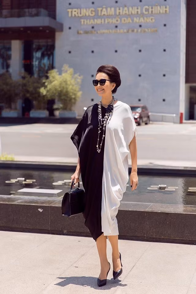 Người đẹp chọn chiếc váy hai màu đen trắng đối xứng với phần tay rộng, lưng xẻ sâu vừa phải tạo cảm giác vừa sang trọng vừa thoải mái cho người mặc. Ảnh: FBNV.