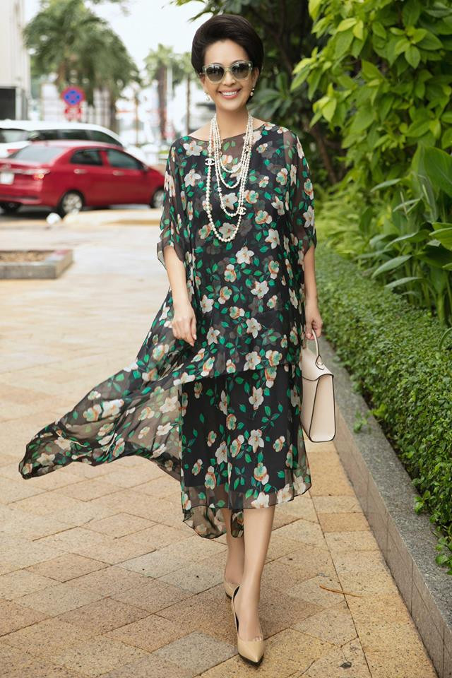 Nữ hoàng ảnh lịch cũng không ngại thử các mẫu váy hoa nhiều màu sắc.