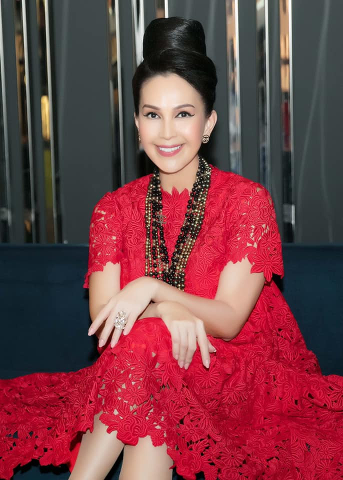 Người đẹp 57 tuổi có phong cách thời trang ổn định, sang trọng, tinh tế, phù hợp với độ tuổi nhưng vẫn bắt kịp những trào lưu thịnh hành của dòng chảy thời trang hiện đại.