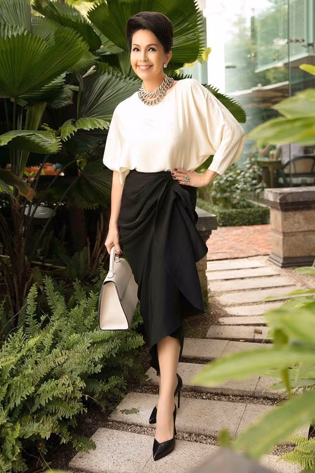 Đen – trắng là hai màu sang trọng thường xuất hiện trên trang phục của Diễm My.