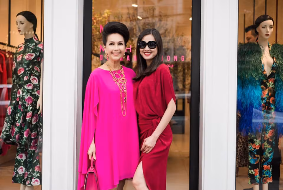 Nữ diễn viên luôn tạo được dấu ấn riêng nhờ phong cách thời trang ổn định, có màu sắc cá nhân.