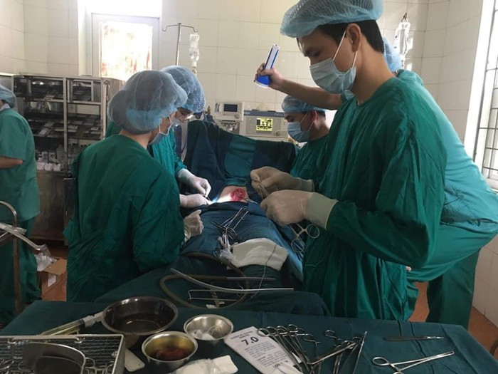 Suyt chet vi dau bung nhieu ngay nhung chu quan khong di kham