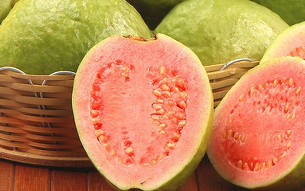 Quả ổi: Là loại quả hầu như phổ biến quanh năm và rất được nhiều người ưa thích, ổi sẽ cung cấp vitamin giúp cơ thể cường tráng nếu biết cân chỉnh liều lượng, ăn quá nhiều ổi hàng ngày không chỉ sinh nhiệt, gây mụn trên da mà còn dễ khiến bạn bị táo bón. Ảnh: Internet.