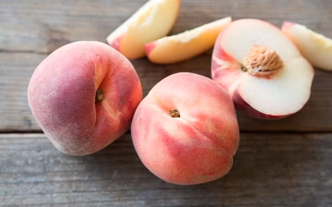 Quả đào: Pectin trong đào có lợi cho đường ruột nên ăn đào có thể phòng tránh táo bón. Tuy vậy, đào cũng có thể sẽ gây ra bệnh tiêu chảy và một số bệnh đường ruột cấp tính khác nếu ăn quá nhiều.